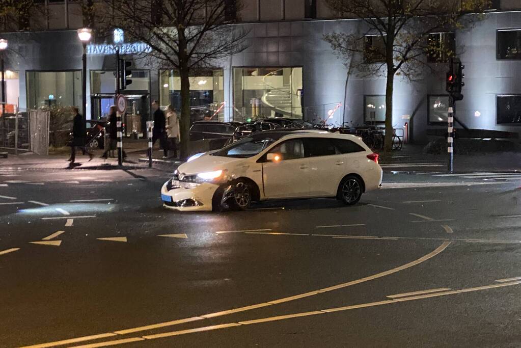 Taxi flink beschadigd na ongeluk