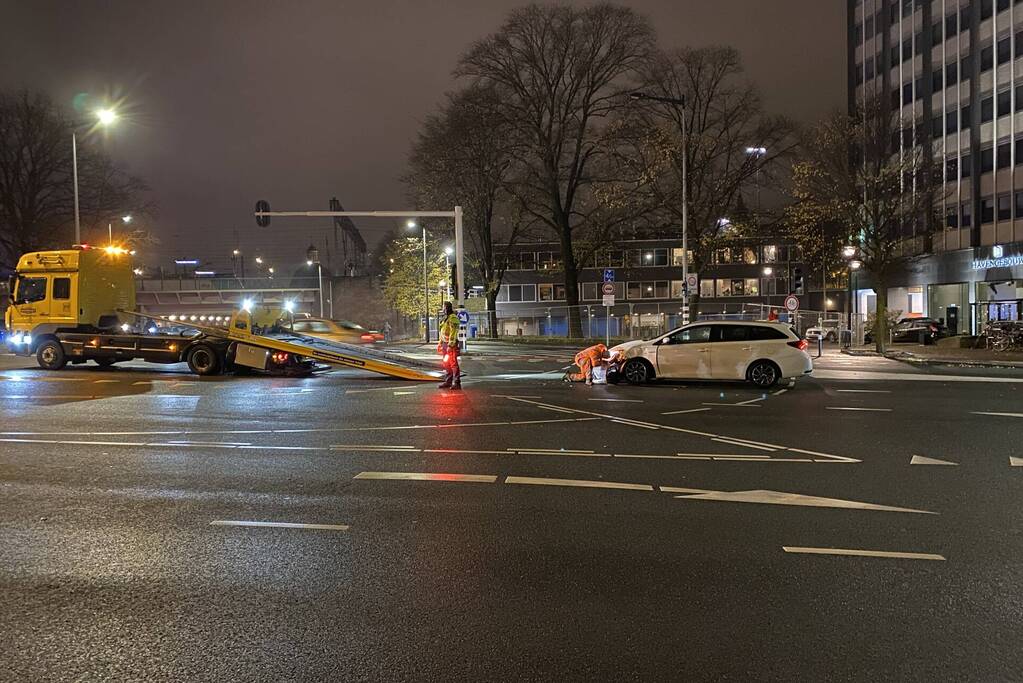 Taxi flink beschadigd na ongeluk