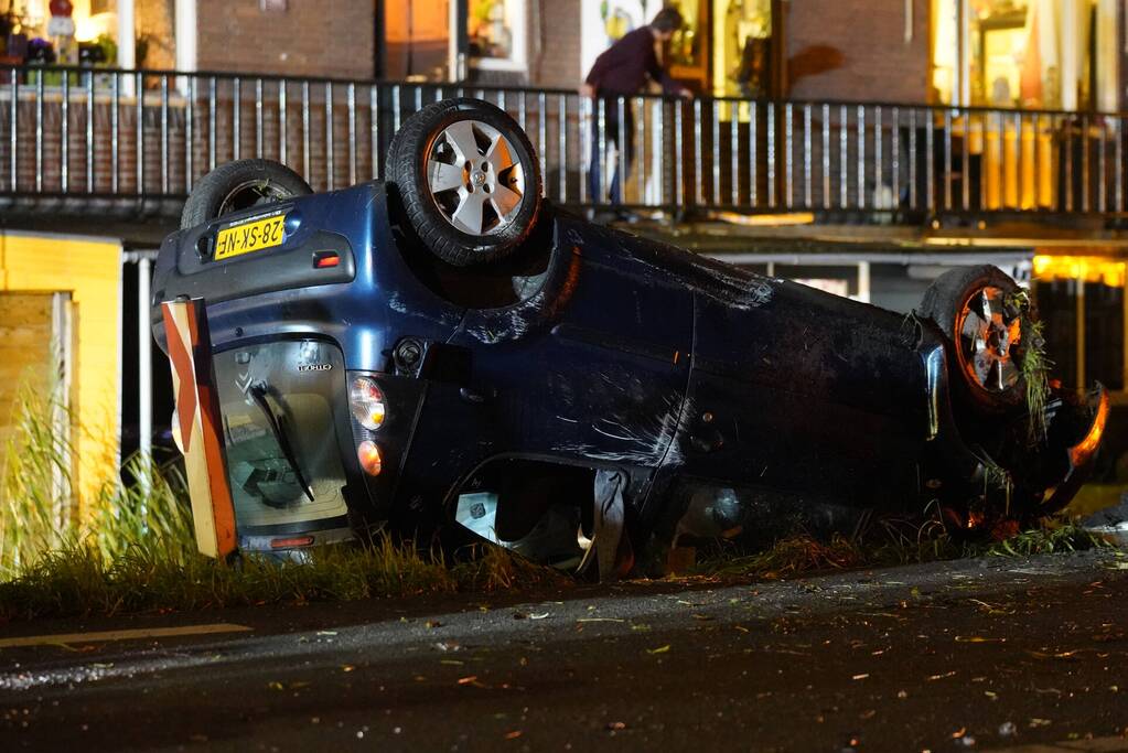 Auto raakt van de weg en belandt op zijn kop