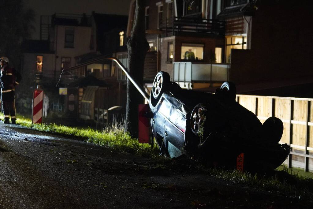 Auto raakt van de weg en belandt op zijn kop