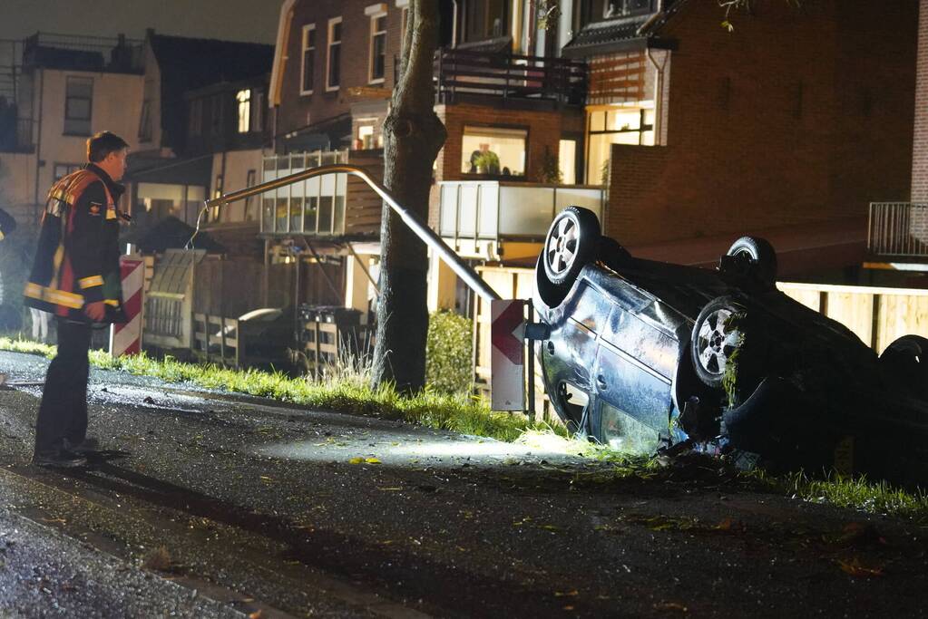 Auto raakt van de weg en belandt op zijn kop