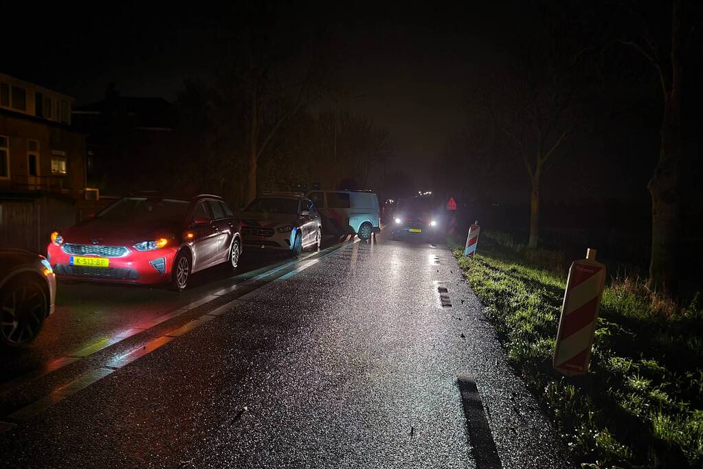 Auto raakt van de weg en belandt op zijn kop