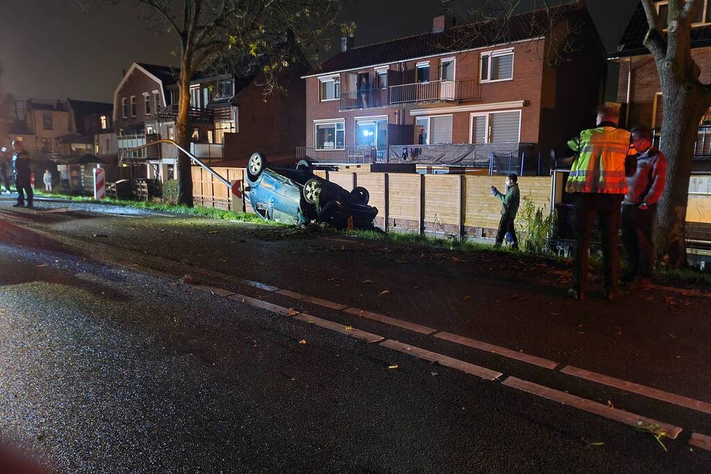 Auto raakt van de weg en belandt op zijn kop