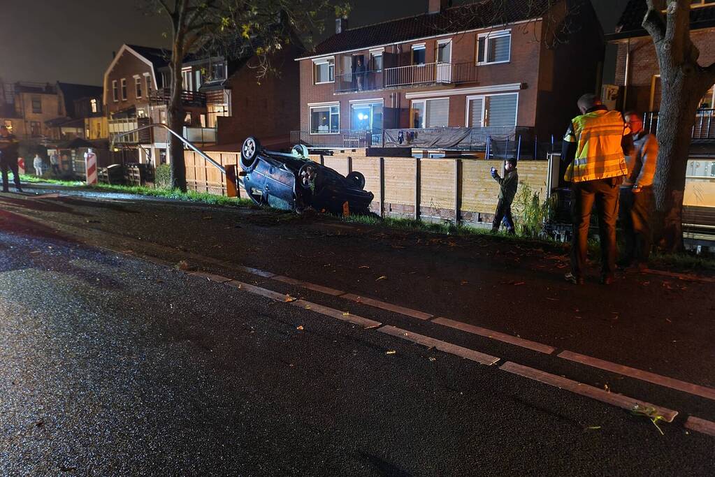 Auto raakt van de weg en belandt op zijn kop