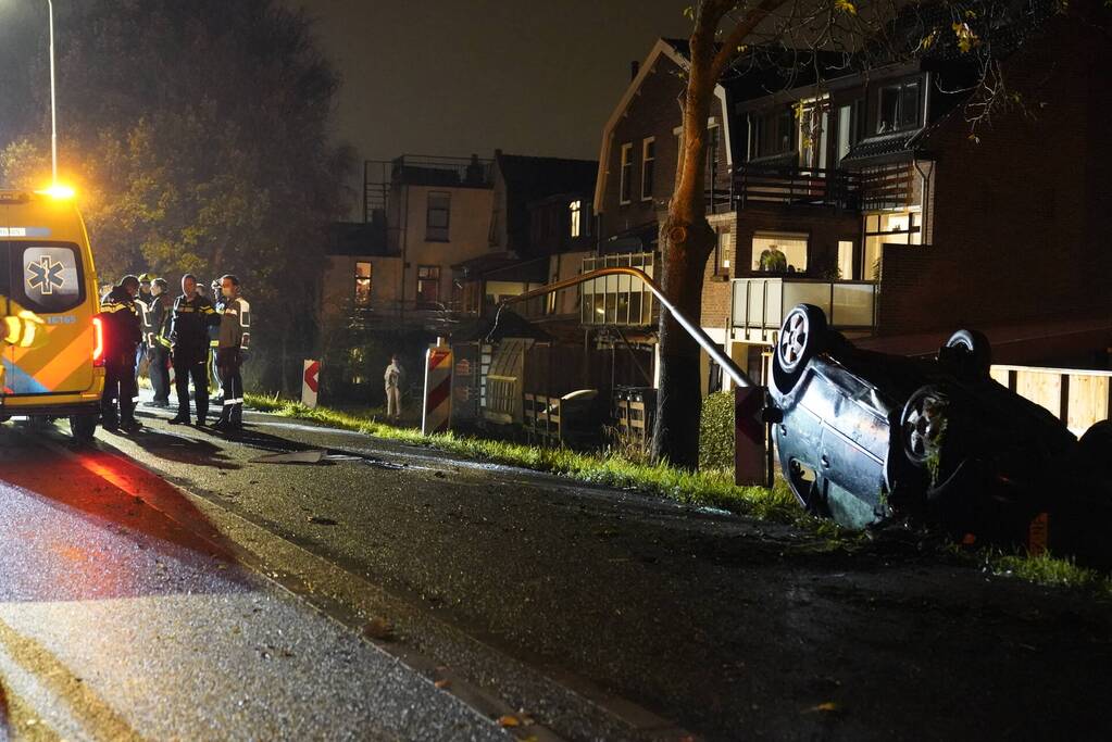 Auto raakt van de weg en belandt op zijn kop
