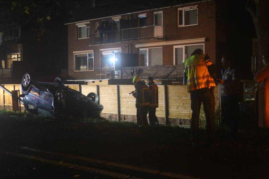 Auto raakt van de weg en belandt op zijn kop