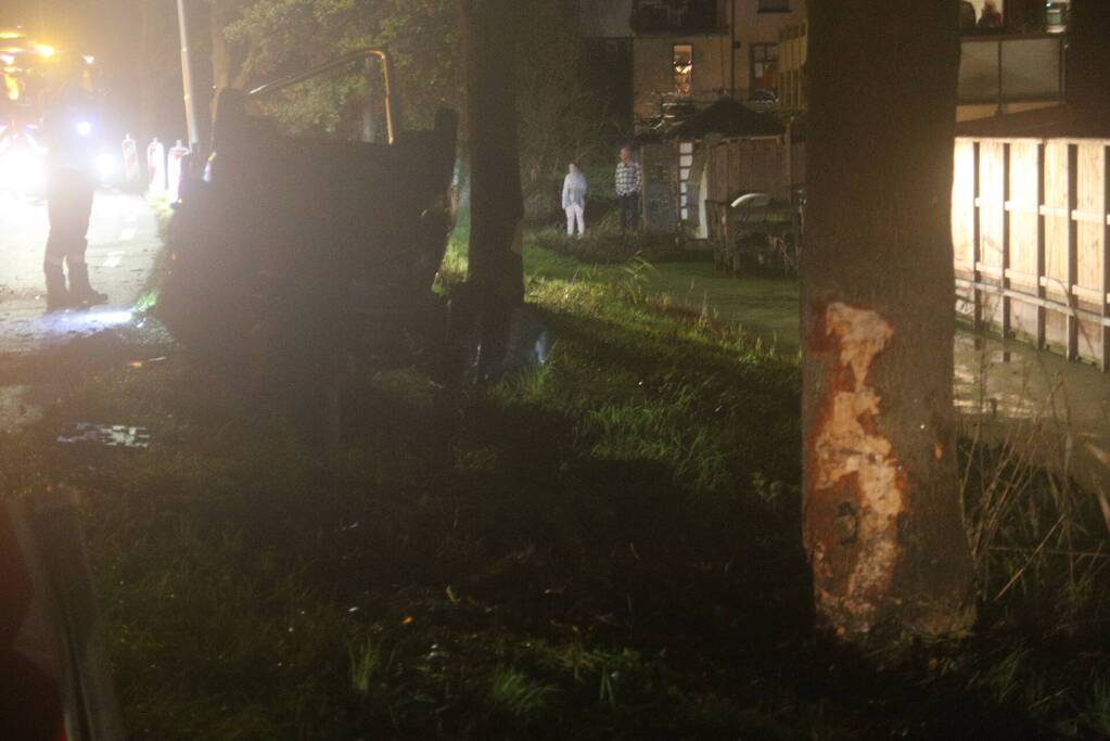 Auto raakt van de weg en belandt op zijn kop