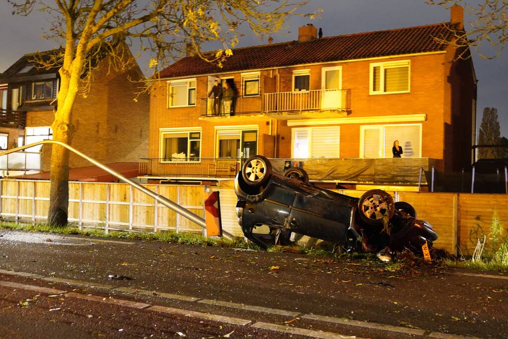 Auto raakt van de weg en belandt op zijn kop