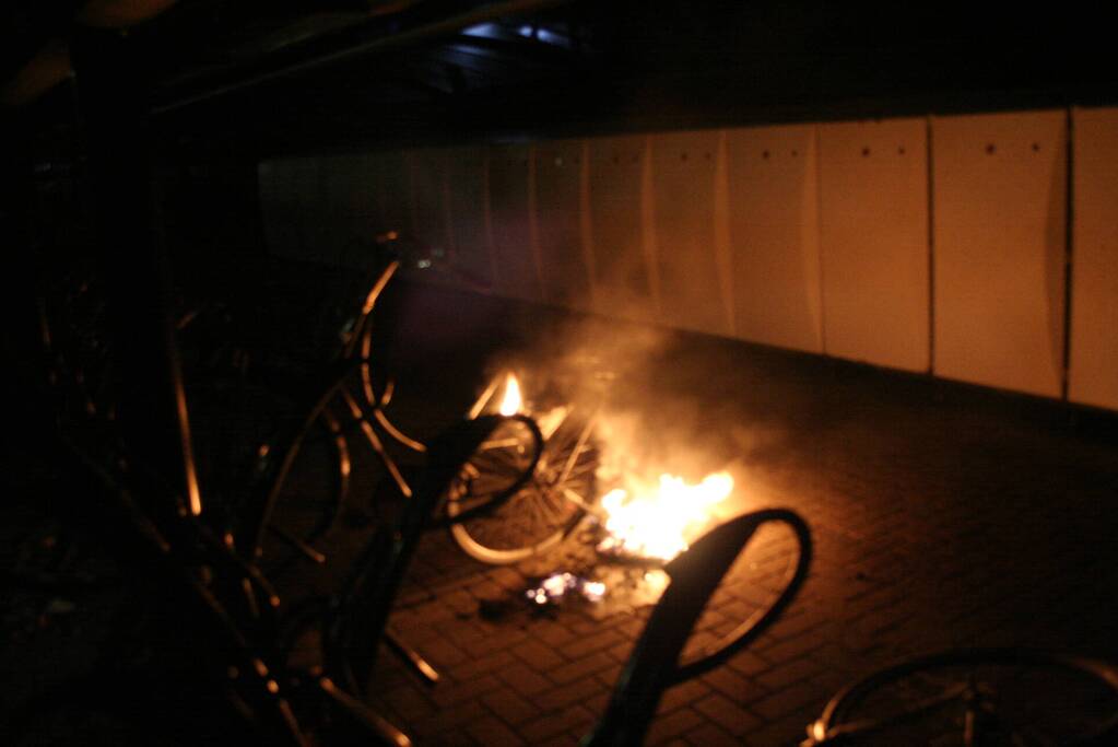 Agenten blussen brandende fiets