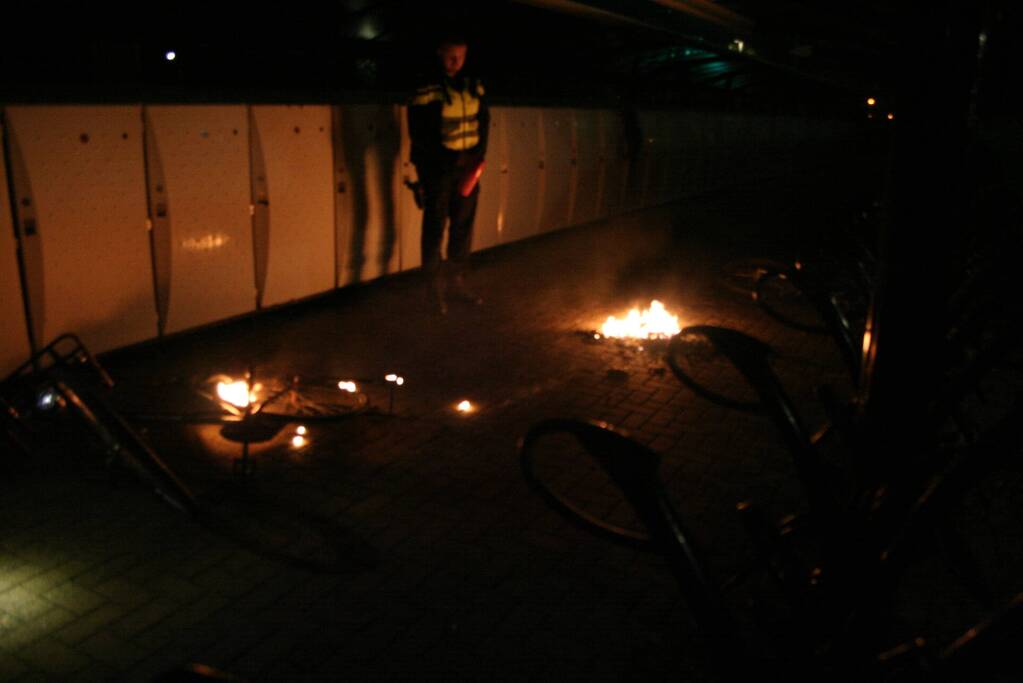 Agenten blussen brandende fiets