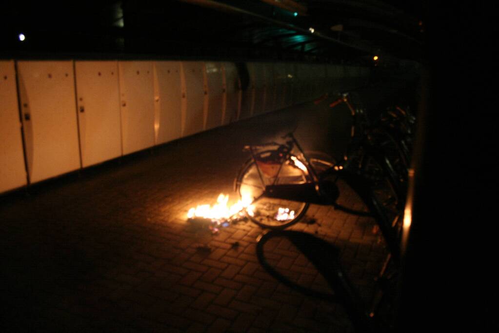 Agenten blussen brandende fiets