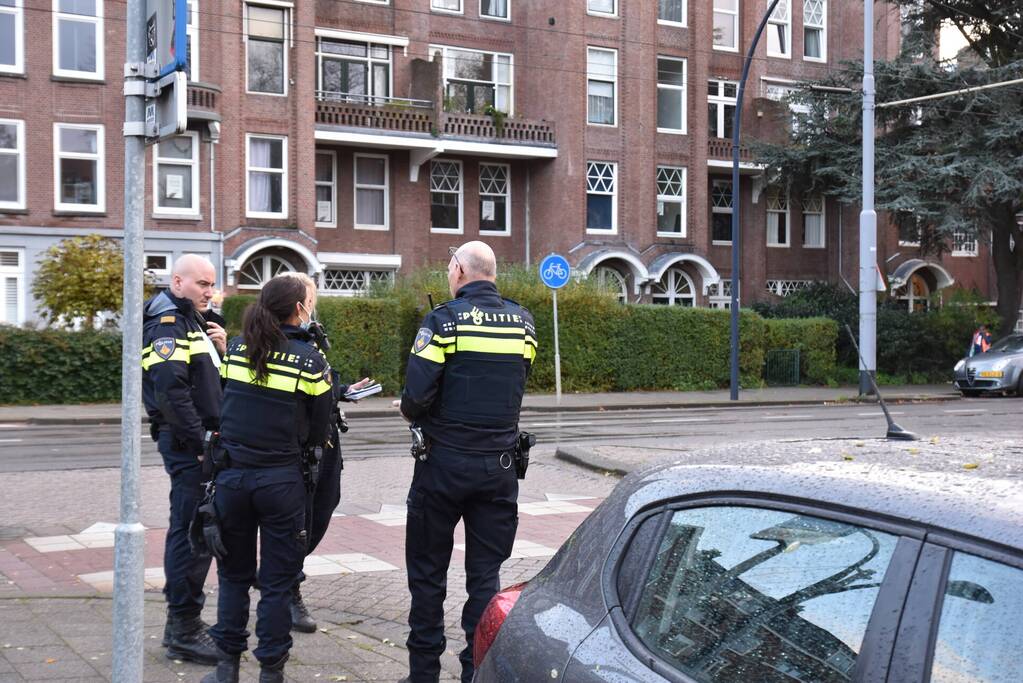 Dame aangereden, auto rijdt door