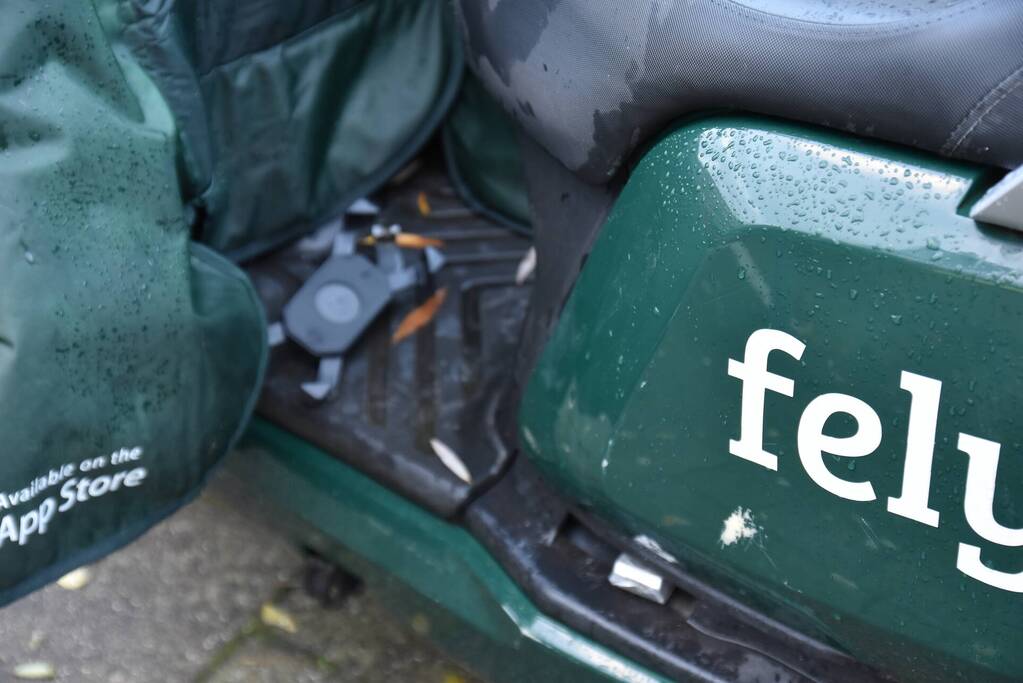 Dame aangereden, auto rijdt door