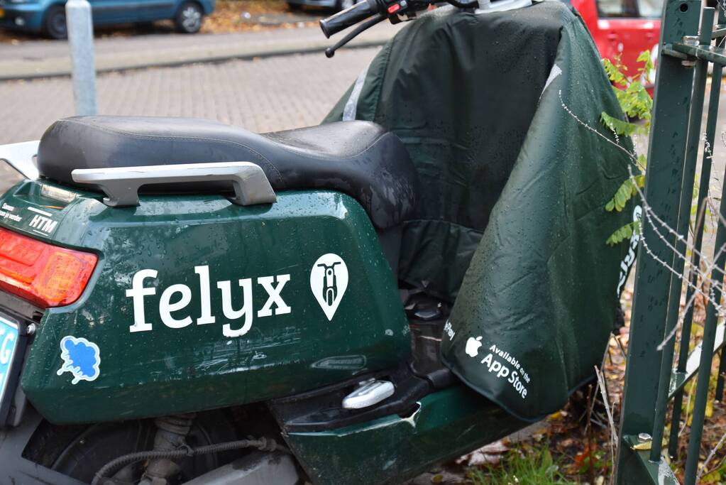 Dame aangereden, auto rijdt door