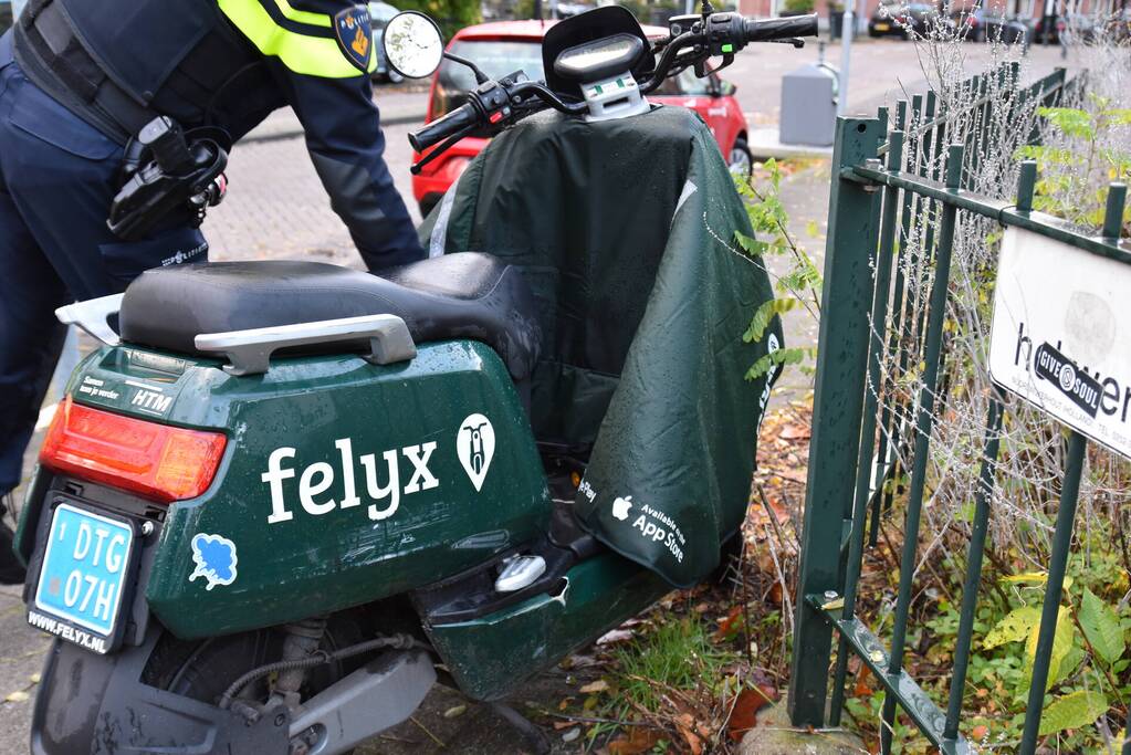 Dame aangereden, auto rijdt door