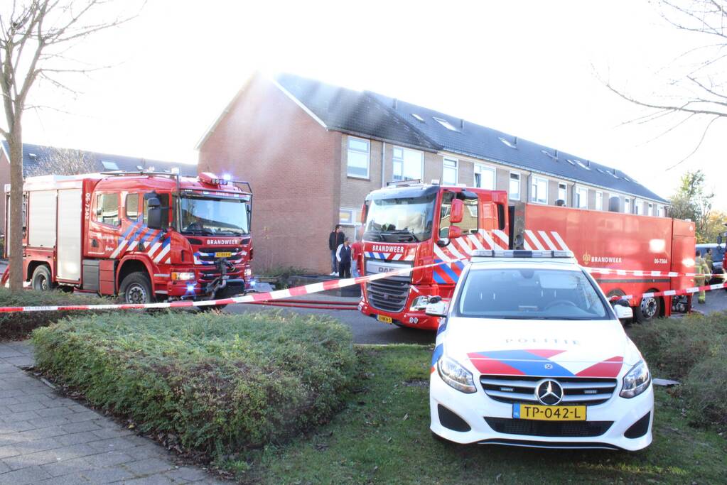 Uitslaande brand in dak van woning
