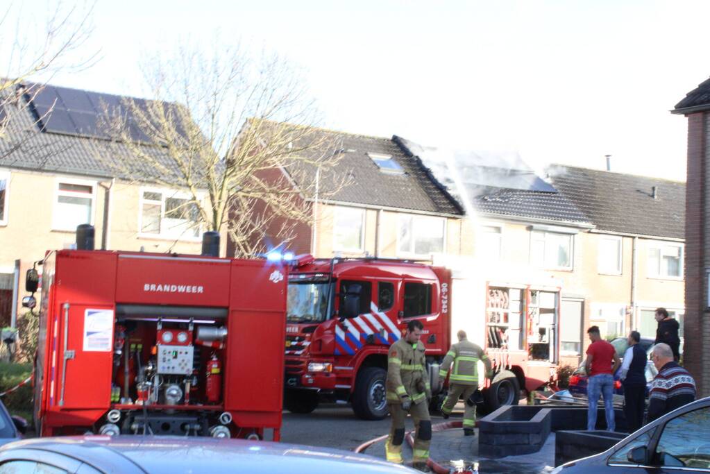 Uitslaande brand in dak van woning