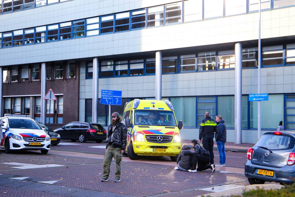 Snorfietser verliest controle over stuur en raakt gewond