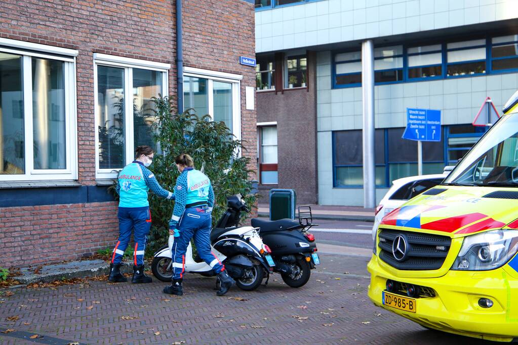 Snorfietser verliest controle over stuur en raakt gewond