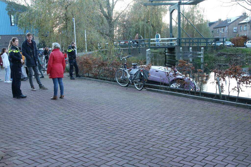 Bestuurder rijdt personenauto het water in