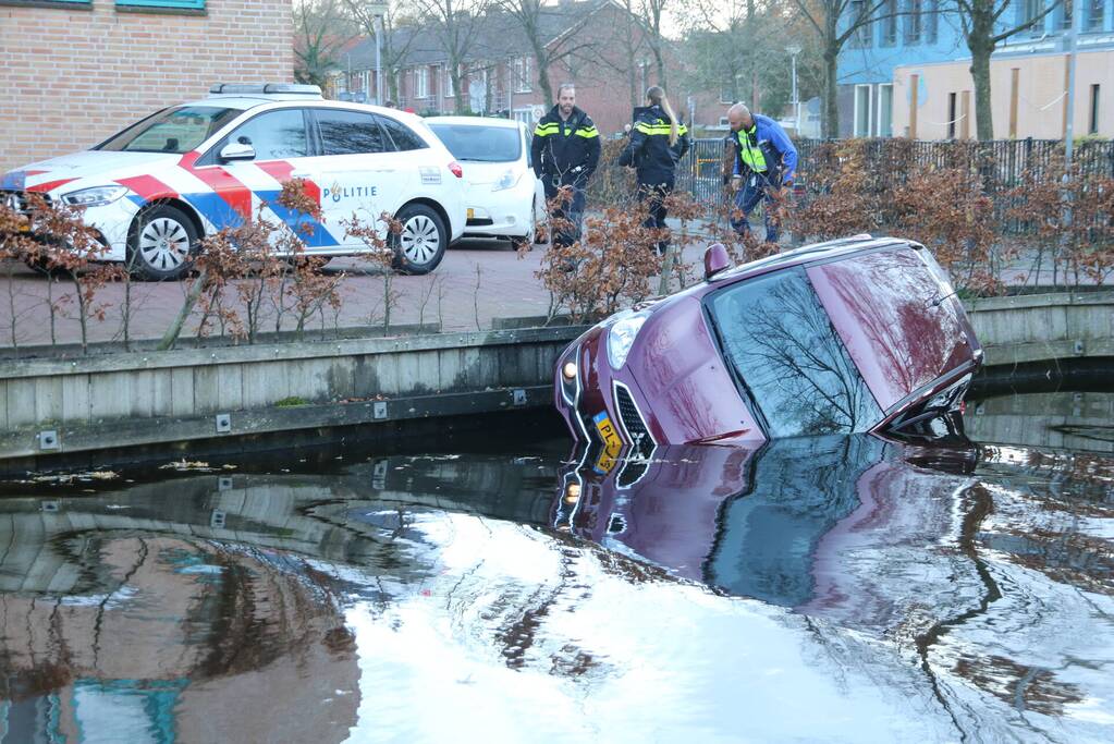 Bestuurder rijdt personenauto het water in