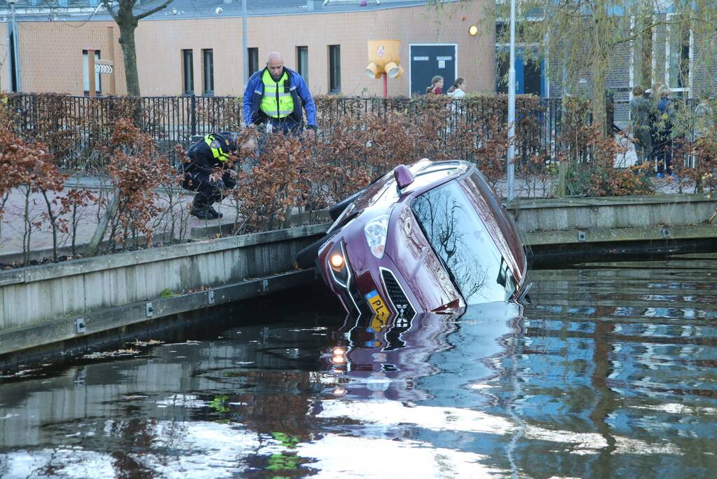 Bestuurder rijdt personenauto het water in