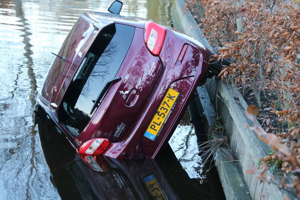 Bestuurder rijdt personenauto het water in