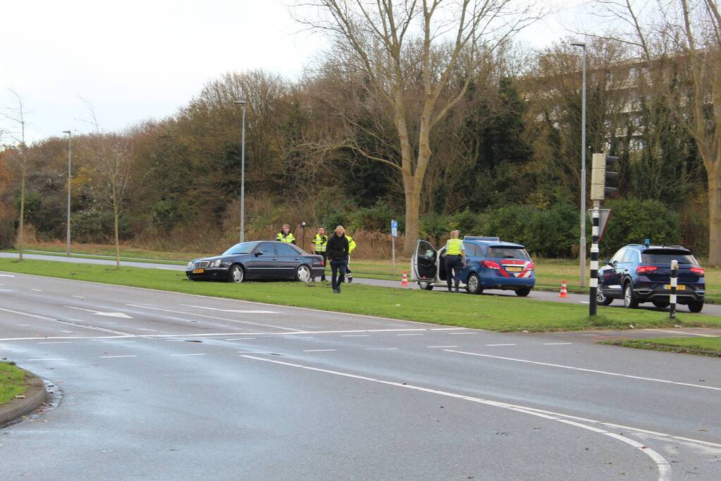 Bestuurder verliest macht over het stuur en botst tegen verkeersbord