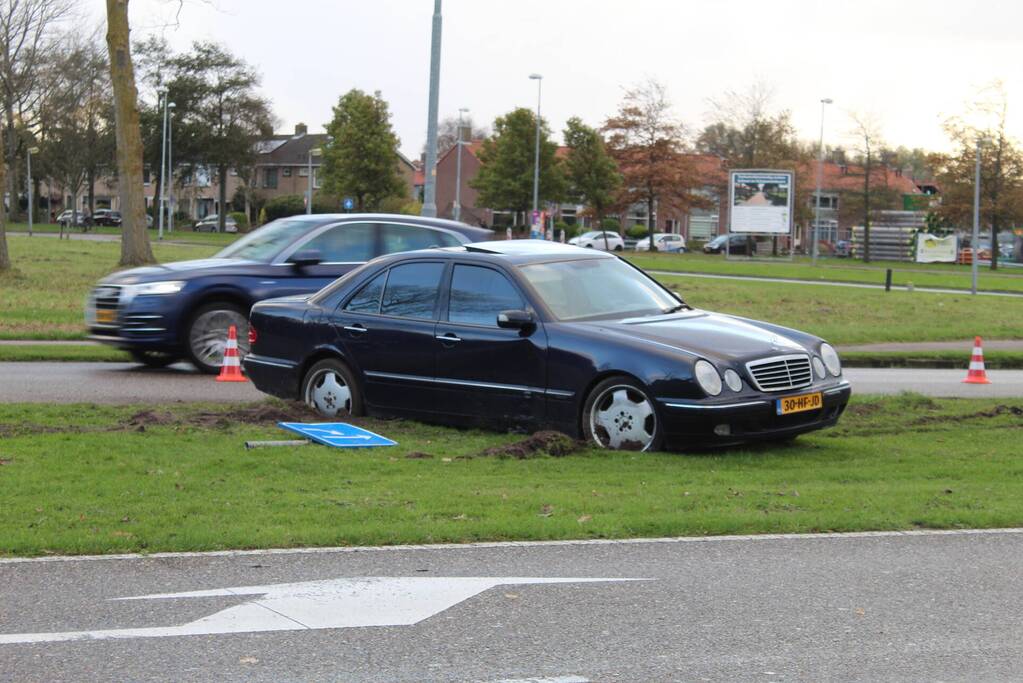 Bestuurder verliest macht over het stuur en botst tegen verkeersbord