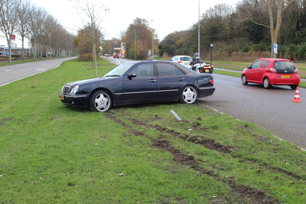 Bestuurder verliest macht over het stuur en botst tegen verkeersbord