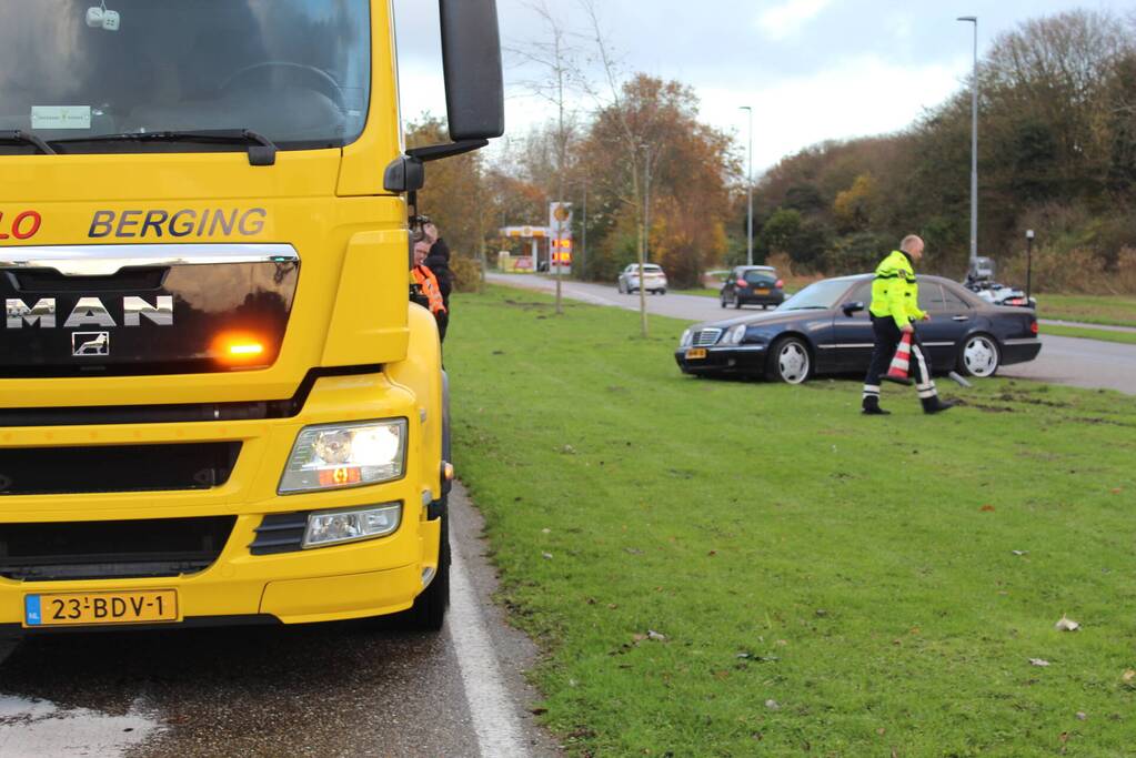 Bestuurder verliest macht over het stuur en botst tegen verkeersbord