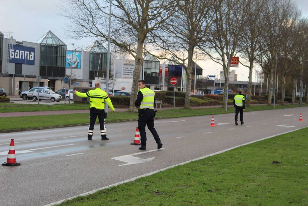 Bestuurder verliest macht over het stuur en botst tegen verkeersbord