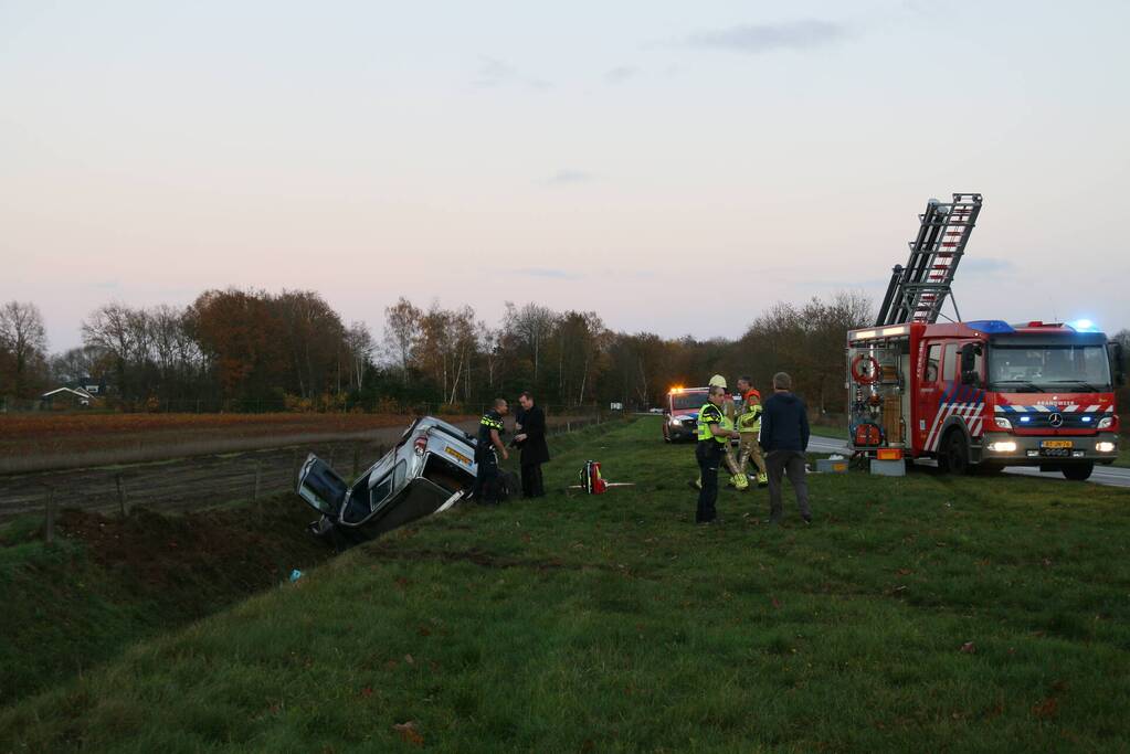 Personenauto belandt in sloot