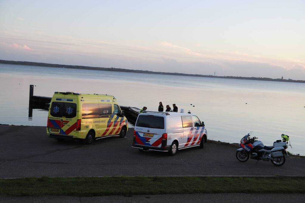 Auto belandt in water bij trailerhelling