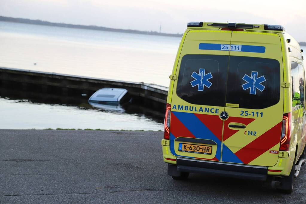 Auto belandt in water bij trailerhelling