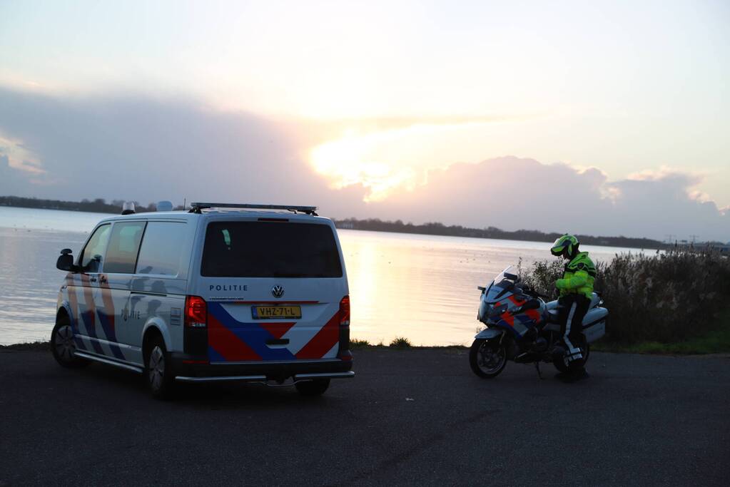 Auto belandt in water bij trailerhelling