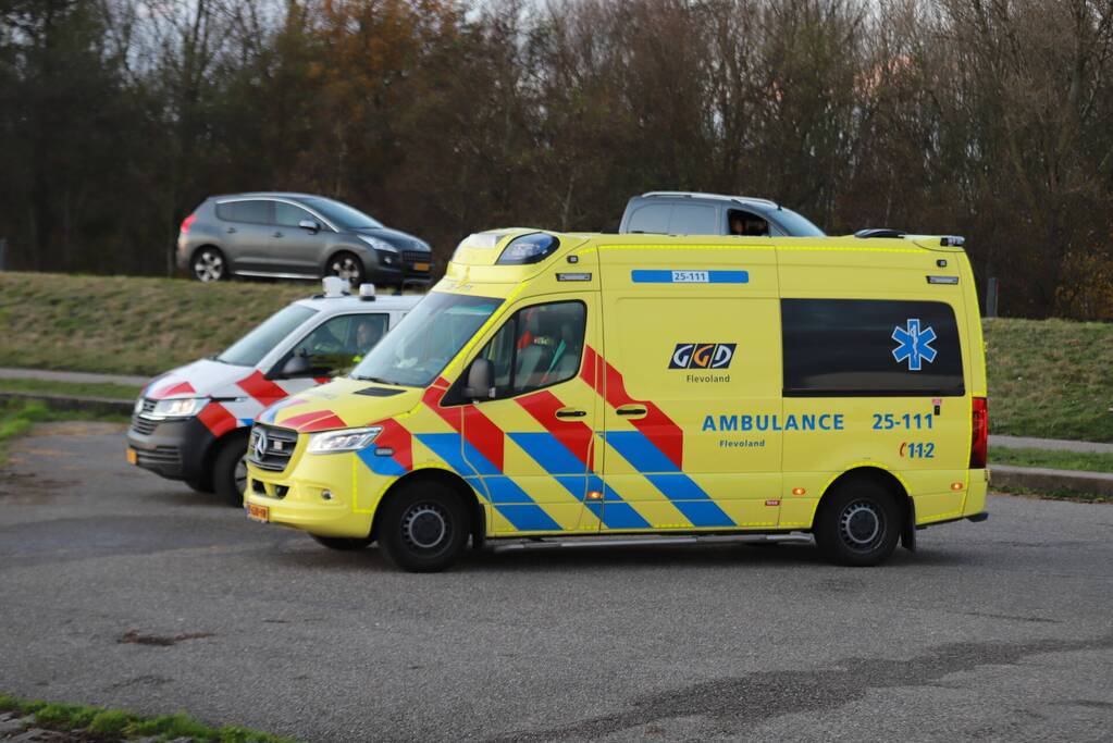 Auto belandt in water bij trailerhelling