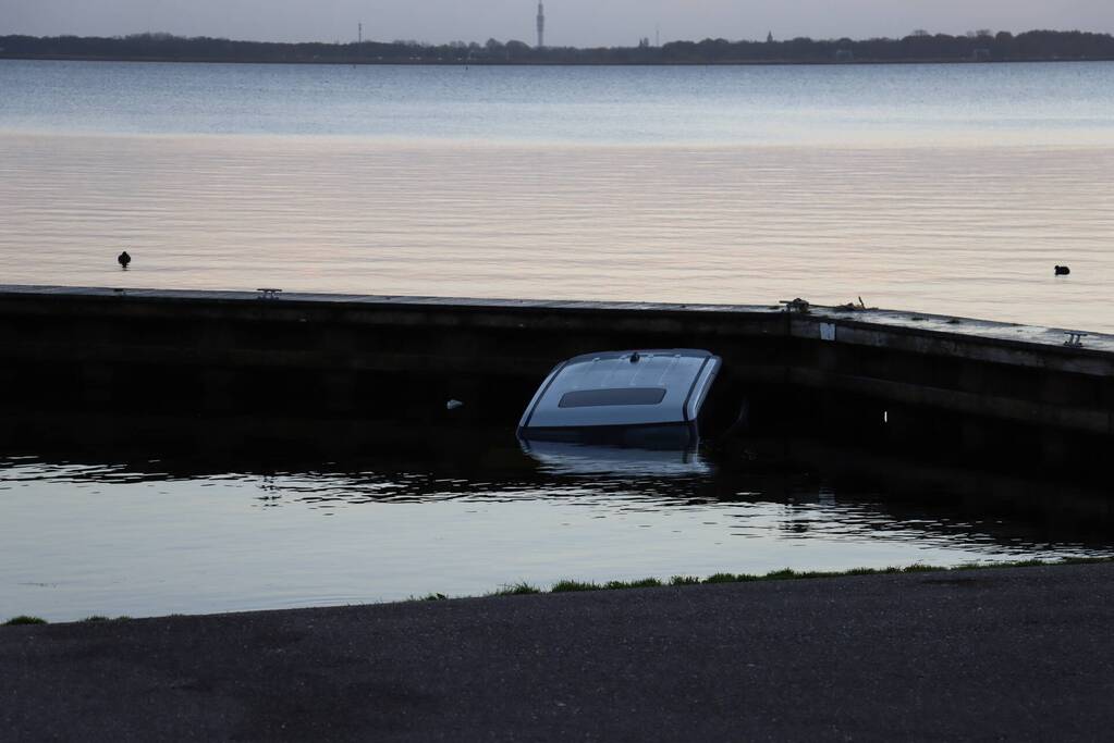 Auto belandt in water bij trailerhelling