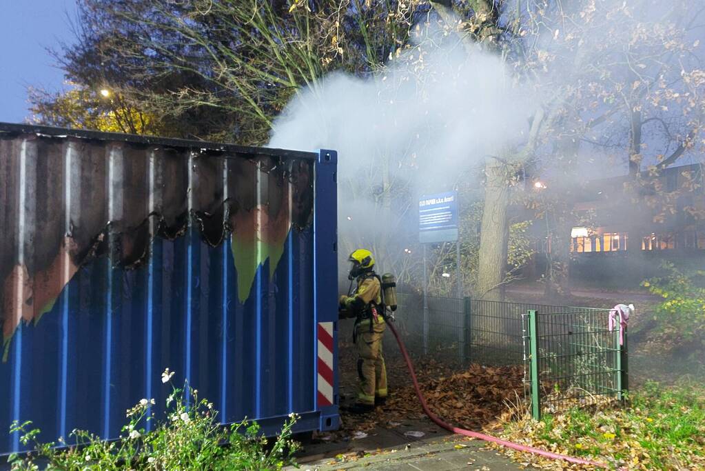 Brand in zeecontainer laait opnieuw op