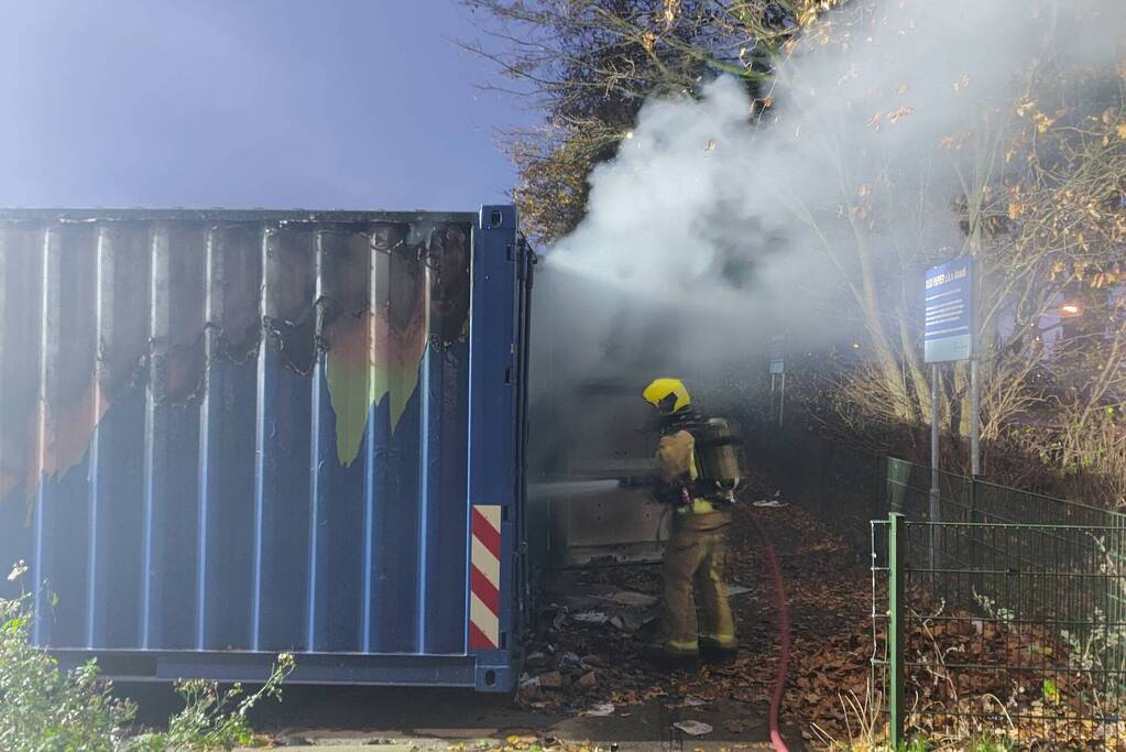 Brand in zeecontainer laait opnieuw op