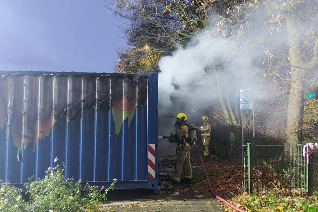 Brand in zeecontainer laait opnieuw op
