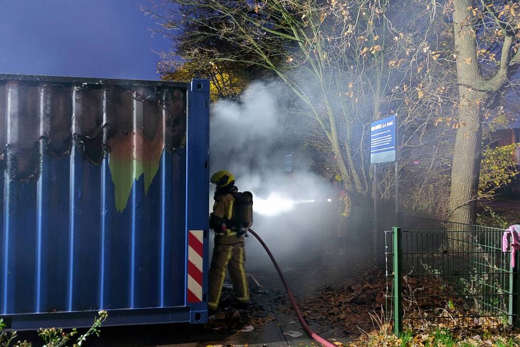 Brand in zeecontainer laait opnieuw op