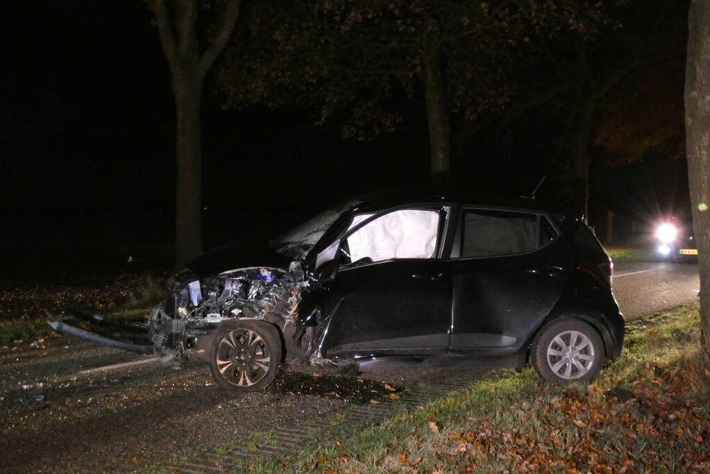 Auto raakt van de weg en botst tegen boom