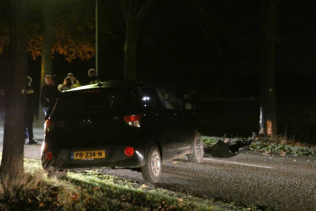 Auto raakt van de weg en botst tegen boom