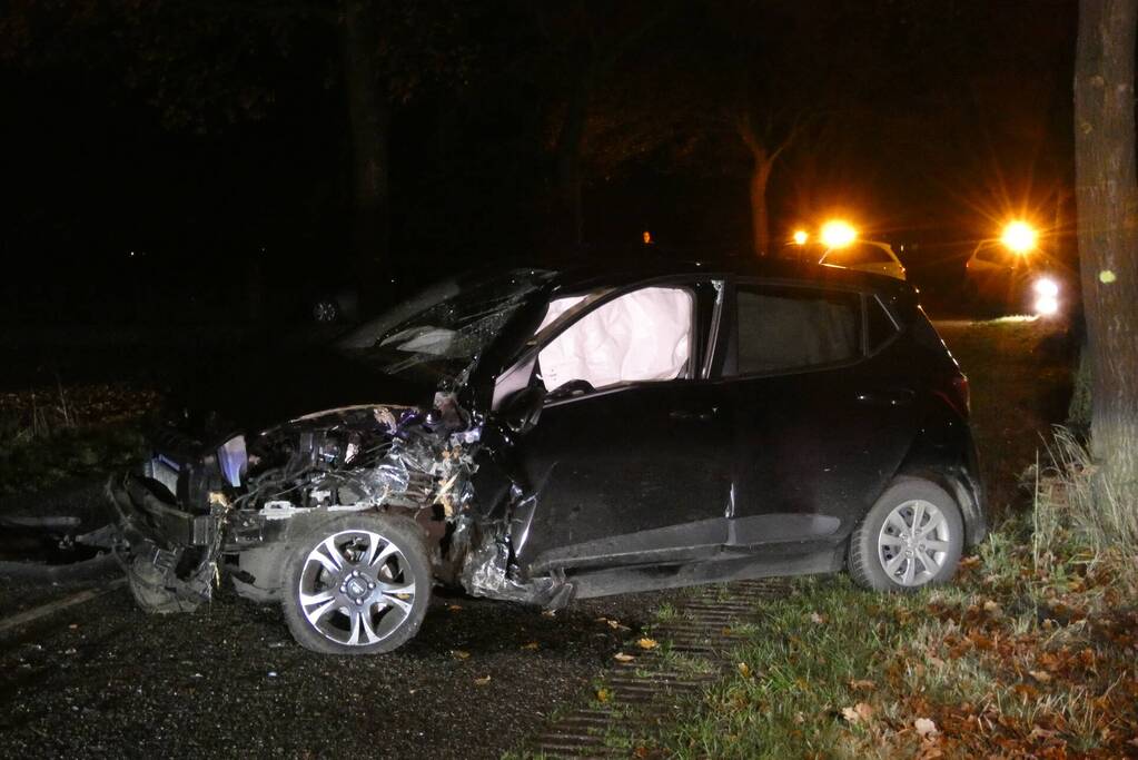 Auto raakt van de weg en botst tegen boom