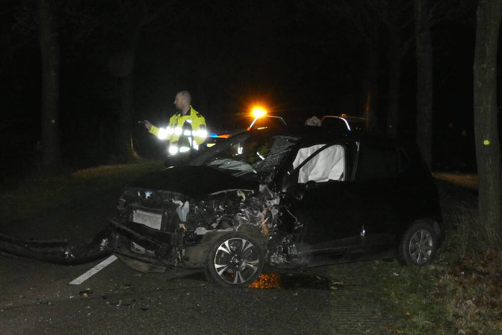 Auto raakt van de weg en botst tegen boom