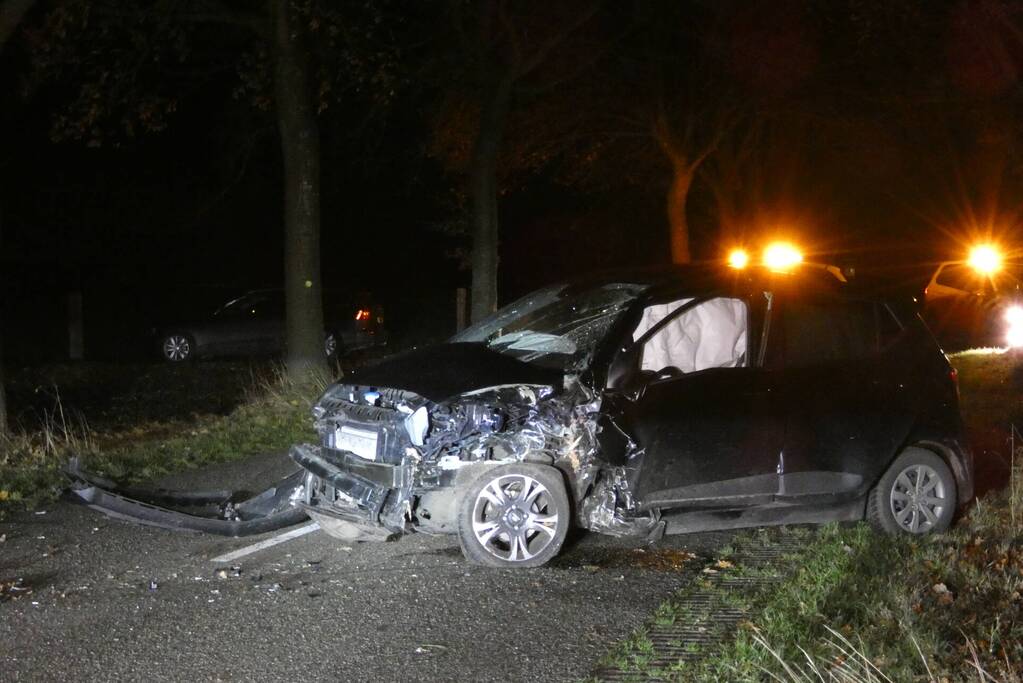 Auto raakt van de weg en botst tegen boom