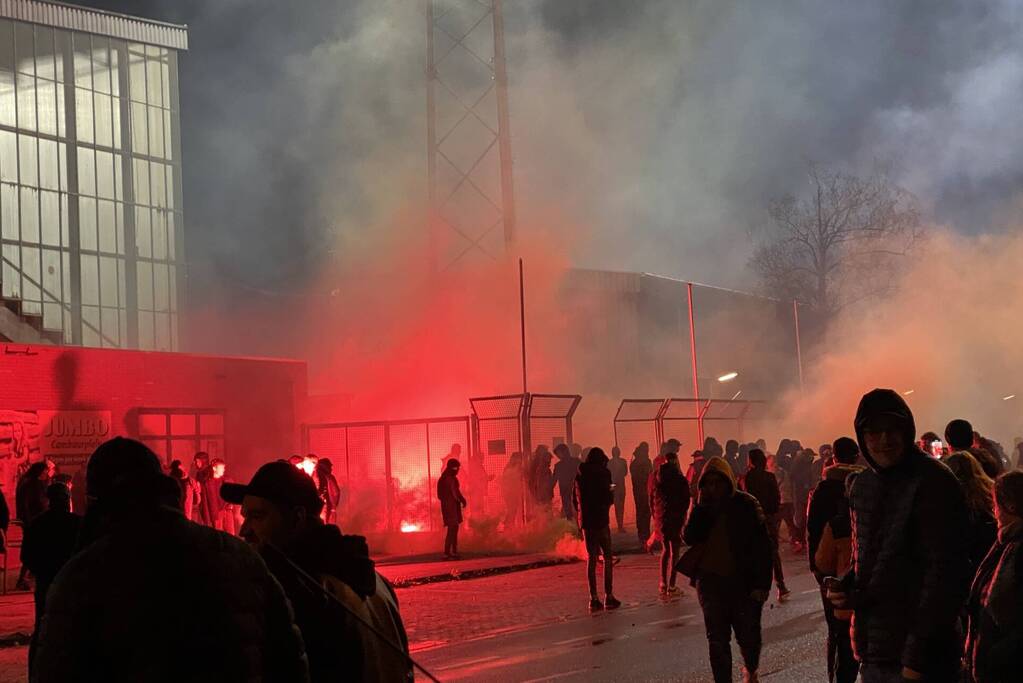 Honderden Cambuur-supporters dringen stadion binnen
