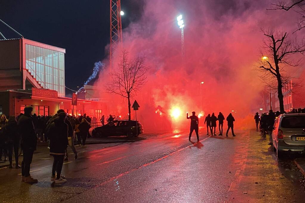 Honderden Cambuur-supporters dringen stadion binnen