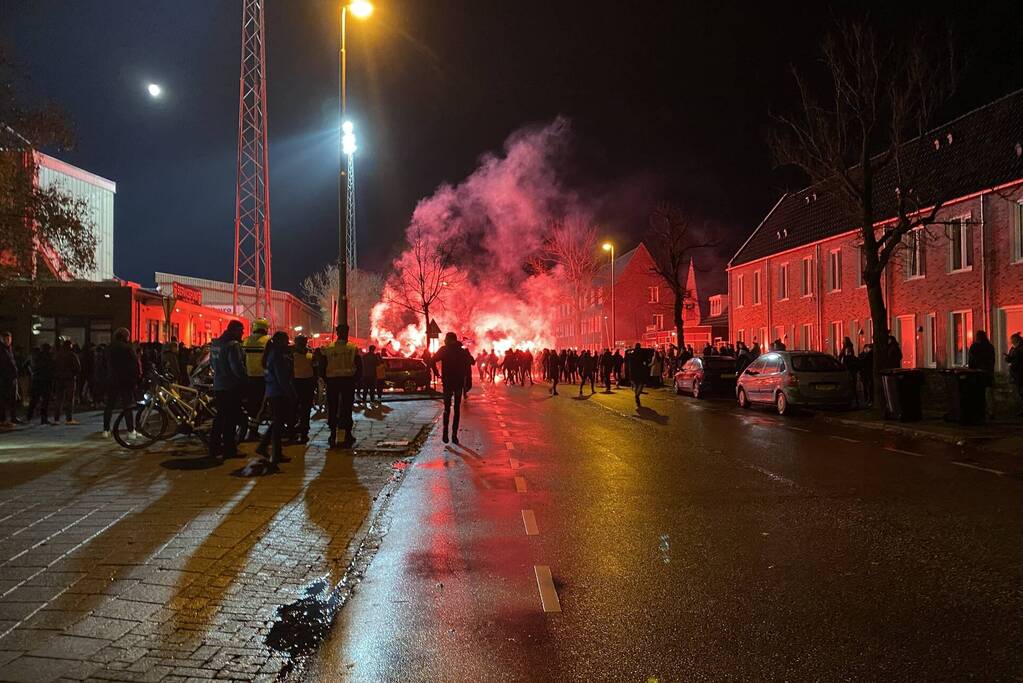 Honderden Cambuur-supporters dringen stadion binnen